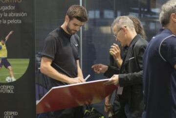 Piqué se divierte jugando al padel con Puyol, Corretja y Costa