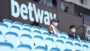 Aficionado del Celta en la grada de Tribuna de Balaídos durante un partido del Celta B.