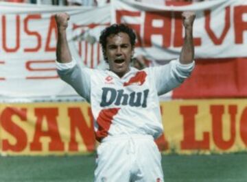 Played 12 seasons in Primera División: four at Atlético Madrid, seven at Real Madrid and one with Rayo Vallecano. He scored 234 goals in total.