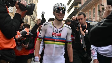 Tadej Pogacar, tras cruzar meta como ganador de Milán-San Remo.