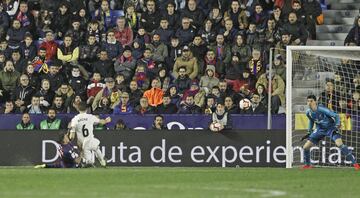 El jugador del Levante, Roger, marca el 1-1.