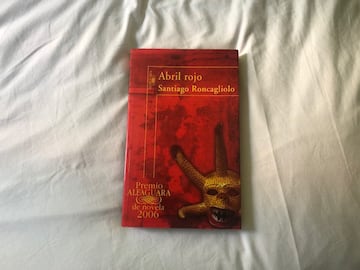 Premieo Alfaguara en 2006, 'Abril rojo' es una de las mejores novelas publicadas en los últimos a?os. "Siempre quise escribir un thriller. Un policial sangriento con asesinos en serie y crímenes monstruosos. Y encontré los elementos necesarios en la historia de mi país: una zona de guerra, una celebración de la muerte como la Semana Santa, una ciudad poblada de fantasmas...", define su autor Santiago Roncagliolo. ?El resultado? Una obra adictiva y fascinante, de esas que nunca terminan por irse del todo en tu cabeza. Ultra recomendable.
