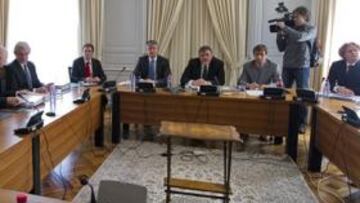 <b>PRIMER ASALTO. </b>Contador, a la izquierda, charla con Andy Ramos en el Castillo de Béthusy. Al fondo, los tres jueces del TAS.