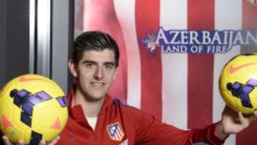 Courtois posa para AS en la nueva tienda rojiblanca en Majadahonda.