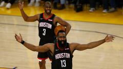 Chris Paul y James Harden protestan una decisi&oacute;n arbitral durante un partido de playoffs contra Golden State Warriors.