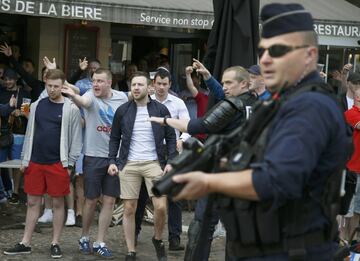 Enfrentamiento entre los ultras rusos e ingleses y galeses en Lille. 