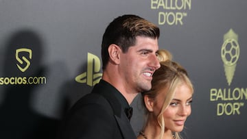 Paris (France), 17/10/2022.- Thibaut Courtois of Real Madrid and his girlfriend Mishel Gerzig arrive for the Ballon d'Or ceremony in Paris, France, 17 October 2022. For the first time the Ballon d'Or, presented by the magazine France Football, will be awarded to the best players of the 2021-22 season instead of the calendar year. (Francia) EFE/EPA/Mohammed Badra