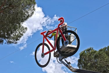 Arranca la 108ª edición del Giro de Italia, cuyas tres primeras etapas tendrán lugar por vez primera en Albania. En su capital, Tirana, todo esta preparado para acoger a la corsa rosa, como puede verse en esta imagen en la que dos trabajadores, en una plataforma elevadora, instalan decoraciones temáticas ciclistas antes de la presentación de los equipos.
