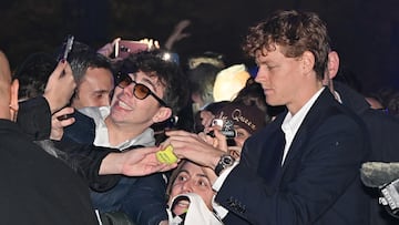 Jannik Sinner firma autógrafos junto al Teatro Regio de Turín.