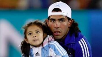 <b>CARIÑOSO. </b>Carlos Tévez, con su hija pequeña.
