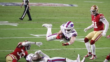 Dawson Knox, número 88 de los Buffalo Bills, realiza un espectacular touchdown frente a los 49ers de San Francisco. Los Buffalo Bills no tuvieron mayores problemas para vencer (34-24) en un partido que tuvo lugar en el estadio de los Arizona Cardinals, de