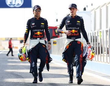 El piloto mejicano, Sergio Pérez, junto al piloto Neerlandés, Max Verstappen.