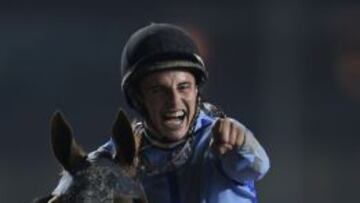  William Buick, el jockey de Prince Bishop, celebran el triunfo en la carrera de los 10 millones de d&oacute;lares.