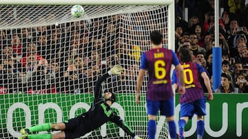 Lionel Messi falla un penalti ante Petr Cech en la semifinales de Champions en 2012.