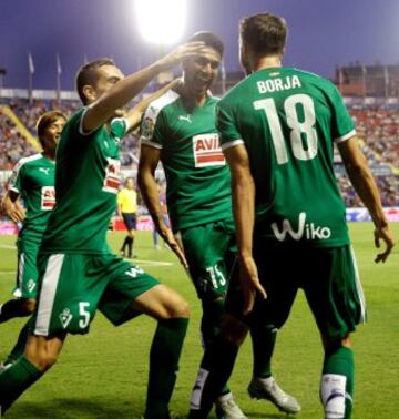 El delantero del Eibar, Borja Bastón, celebra con sus compañeros el gol conseguido ante el Levante durante el partido de Liga de Primera División disputado esta tarde en el estadio Ciutat de Valencia.