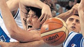 <b>DIERON LA CARA. </b>Marc Gasol, aprisionado en la lucha por un rebote. La Selección española reaccionó con ímpetu y victoria sobre Grecia tras la decepción ante Croacia.