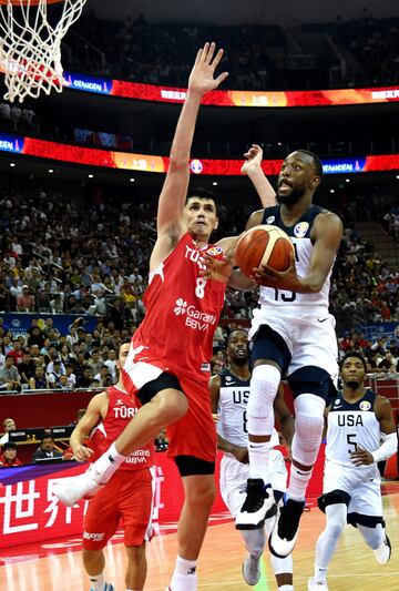 Kemba Walker defendido por Ersan Ilyasova. 