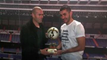 El francés recoge el premio de manos de Zinedine Zidane.