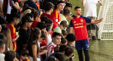 Unai Simón con los seguidores.