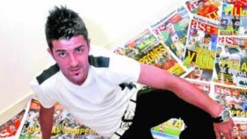 David Villa posa junto a las múltiples portadas de las que ha sido protagonista en As