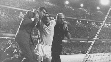 El milanista Combin se retira con el rostro ensangrentado.