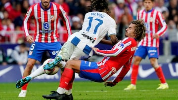 Soccer Football - LaLiga - Atletico Madrid v Leganes - Civitas Metropolitano, Madrid, Spain - October 20, 2024 Atletico Madrid's Antoine Griezmann in action with Leganes' Yvan Neyou REUTERS/Ana Beltran