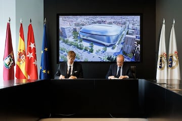 Dean Huijsen y Florentino Prez durante la firma de contrato. 