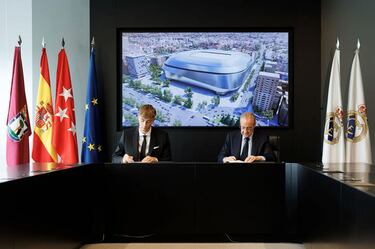 Dean Huijsen y Florentino Pérez durante la firma de contrato. 