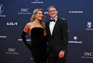 El centrocampista inglés del Atlético de Madrid, Conor Gallagher, y su pareja, Aine May Kennedy, posan en la alfombra roja.