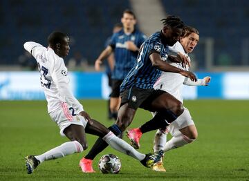 Duván Zapata of Atalanta entre Ferland Mendy y Luka Modric.