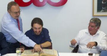 Pablo Iglesias durante la comida en el Diario AS con Alfredo Relaño y Alejandro Elortegui.