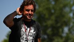 Fernando Alonso, en el 'paddock' de la F1 en Hungría 22.