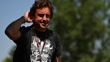 Fernando Alonso, en el 'paddock' de la F1 en Hungr¨ªa 22.