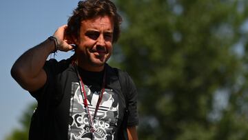 Fernando Alonso, en el 'paddock' de la F1 en Hungría 22.