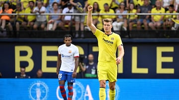 Villarreal's Norwegian forward #11 Alexander Sorloth (R) celebrates scoring his team's second goal during the Spanish Liga football match between Villarreal CF and FC Barcelona at La Ceramica stadium in Vila-real on August 27, 2023. (Photo by JAVIER SORIANO / AFP)