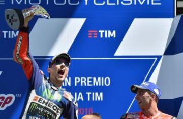 Jorge Lorenzo celebra en el podio la ajustada victoria de MotoGP en el circuito de Mugello.