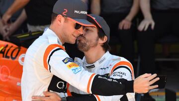 Alonso besa a Vandoorne.