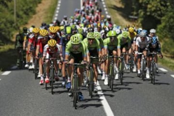 Pelotón durante la octava etapa del Tour de Francia con salida en Rennes y llegada en el Muro de Bretaña.