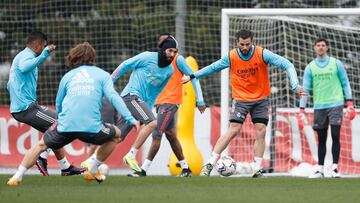 Casemiro, Modric, Benzema, Nacho y Courtois, en el entrenamiento del Real Madrid del jueves 4 de febrero de 2021.