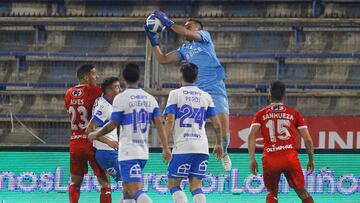 El jugador de Universidad Católica Sebastián Pérez, centro, juega el balón contra Unión La Calera durante el partido por la Primera División disputado en el estadio San Carlos de Apoquindo.
Santiago, Chile.