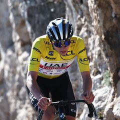 Pogacar, a montar el Poggio en Milán-San Remo