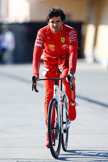 Carlos Sainz llega al Circuito Internacional de Bahréin sobre una bicicleta.