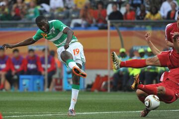 Costa de Marfil necesitaba ganar por nueve goles de diferencia para acceder a octavos, siempre y cuando Brasil y/o Portugal no ganasen. pero no hubo tal milagro: los africanos ganaron (en la imagen el primer gol del partido, obra de Yaya Touré), cumpliendo en parte con su cometido.