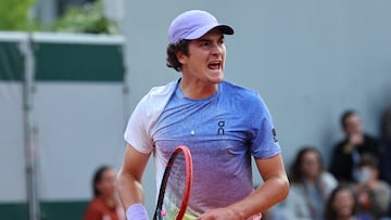 PARIS (), 27/05/2025.- Joao Fonseca of Brazil in action during his Men's 1st round match against Hubert Hurkacz of Poland at the French Open Grand Slam tennis tournament at Roland Garros in Paris, , 27 May 2025. (Tenis, Abierto, Brasil, Francia, Polonia) EFE/EPA/CHRISTOPHE PETIT TESSON