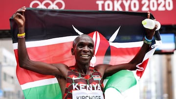 Eliud Kipchoge celebra su oro en la marat&oacute;n.