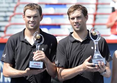 Apellidos con más de un servicio