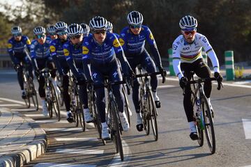 El equipo más exitoso de los últimos años (en el atípico 2020 alcanzaron las 40 victorias) quiere dominar con Evenepoel y Almeida en las generales de pruebas de una y tres semanas. De la recuperación de Evenepoel de su pelvis dependerá buena parte del éxito del Deceuninck, aunque posee un ejército de talento: el actual campeón del mundo, Alaphilippe, Bennett, Lampaert, Stybar, Cavagna, Knox… Cavendish, fichaje en su ocaso. ALTAS: Josef Cerný y Mark Cavendish. BAJAS: Bob Jungels.