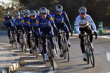 El equipo más exitoso de los últimos años (en el atípico 2020 alcanzaron las 40 victorias) quiere dominar con Evenepoel y Almeida en las generales de pruebas de una y tres semanas. De la recuperación de Evenepoel de su pelvis dependerá buena parte del éxito del Deceuninck, aunque posee un ejército de talento: el actual campeón del mundo, Alaphilippe, Bennett, Lampaert, Stybar, Cavagna, Knox… Cavendish, fichaje en su ocaso. ALTAS: Josef Cerný y Mark Cavendish. BAJAS: Bob Jungels.