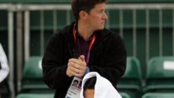 LON102 LONDRES (REINO UNIDO), 1/08/2012. El tenista Nicolás Almagro se protege de la lluvia momentos antes de ser aplazado su partido contra el belga Steve Darcis en la quinta jornada de tenis de los juegos olímpicos de Londres 2012, que tiene lugar en Wimbledon. EFE//Kai Försterling