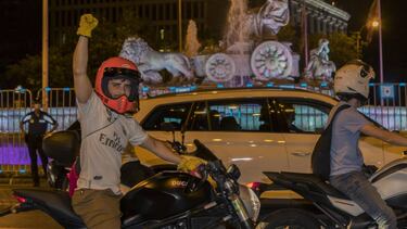 Un aficionado del Madrid celebra la Liga en Cibeles.